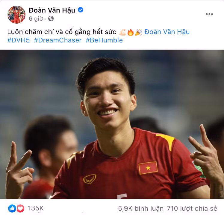 Dù phạm lỗi với cầu thủ Malaysia khiến đội bạn được hưởng quả phạt đền nhưng Văn Hậu cũng đã chơi rất hay trong trận đấu nay. Dù phạm lỗi với cầu thủ Malaysia khiến đội bạn được hưởng quả phạt đền nhưng Văn Hậu cũng đã chơi rất hay trong trận đấu nay.