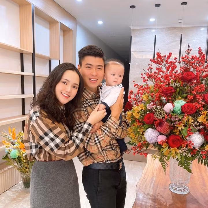 Gia đình nhỏ của cầu thủ Duy Mạnh. Gia đình nhỏ của cầu thủ Duy Mạnh.