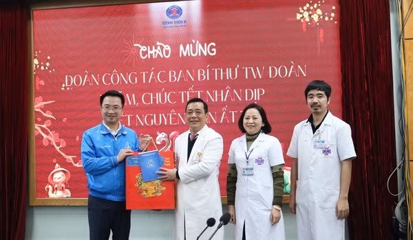 Đồng chí Nguyễn Tường Lâm trao tặng phần quà ý nghĩa gửi tới các y bác sĩ đang làm việc tại bệnh viện K (cơ sở Tân Triều) nhằm ghi nhận sự cống hiến, tận tụy, không quản ngại vất vả, làm việc trong ngày Tết. Đồng chí Nguyễn Tường Lâm trao tặng phần quà ý nghĩa gửi tới các y bác sĩ đang làm việc tại bệnh viện K (cơ sở Tân Triều) nhằm ghi nhận sự cống hiến, tận tụy, không quản ngại vất vả, làm việc trong ngày Tết.