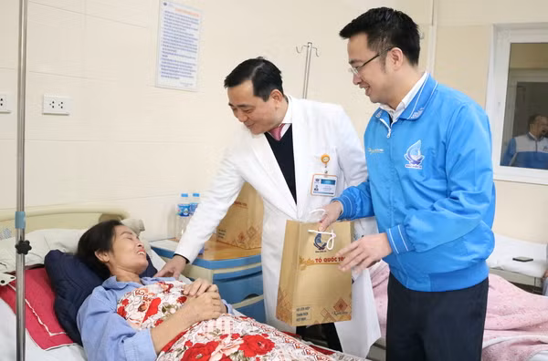 Bí thư T.Ư Đoàn Nguyễn Tường Lâm thăm, tặng quà các bệnh nhân đang điều trị tại bệnh viện K (cơ sở Tân Triều) không thể về quê đoàn tụ với gia đình trong ngày lễ cổ truyền của dân tộc. Bí thư T.Ư Đoàn Nguyễn Tường Lâm thăm, tặng quà các bệnh nhân đang điều trị tại bệnh viện K (cơ sở Tân Triều) không thể về quê đoàn tụ với gia đình trong ngày lễ cổ truyền của dân tộc.