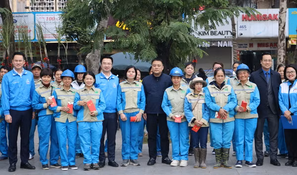 Đồng chí Nguyễn Tường Lâm thăm, chúc Tết đội công nhân thuộc Công ty TNHH MTV Môi trường Đô thị quận Long Biên tại Vườn hoa phố Ngọc Lâm (Hà Nội). Đồng chí Nguyễn Tường Lâm thăm, chúc Tết đội công nhân thuộc Công ty TNHH MTV Môi trường Đô thị quận Long Biên tại Vườn hoa phố Ngọc Lâm (Hà Nội).