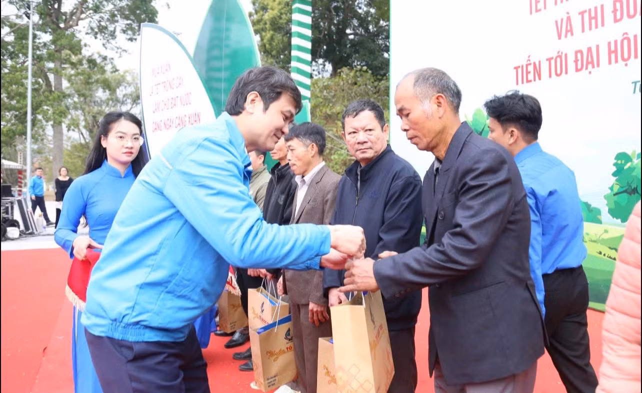 Đồng chí Bùi Quang Huy, Uỷ viên dự khuyết BCH T.Ư Đảng, Bí thư thứ nhất T.Ư Đoàn trao quà cho những cá nhân, người có uy tín trong cộng đồng tại lễ phát động.