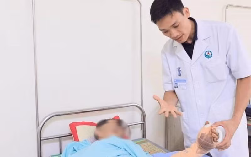Bác sĩ thăm khám cho người bệnh. (Ảnh: Bệnh viện cung cấp)