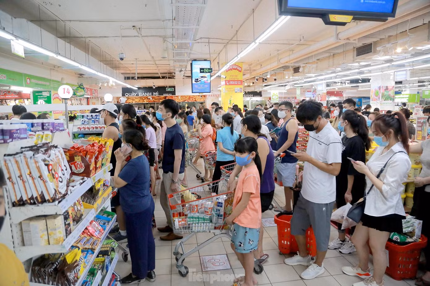 Hàng dài người dân đứng chờ đợi đến lượt để thanh toán. (Ảnh: TPO) Hàng dài người dân đứng chờ đợi đến lượt để thanh toán. (Ảnh: TPO)