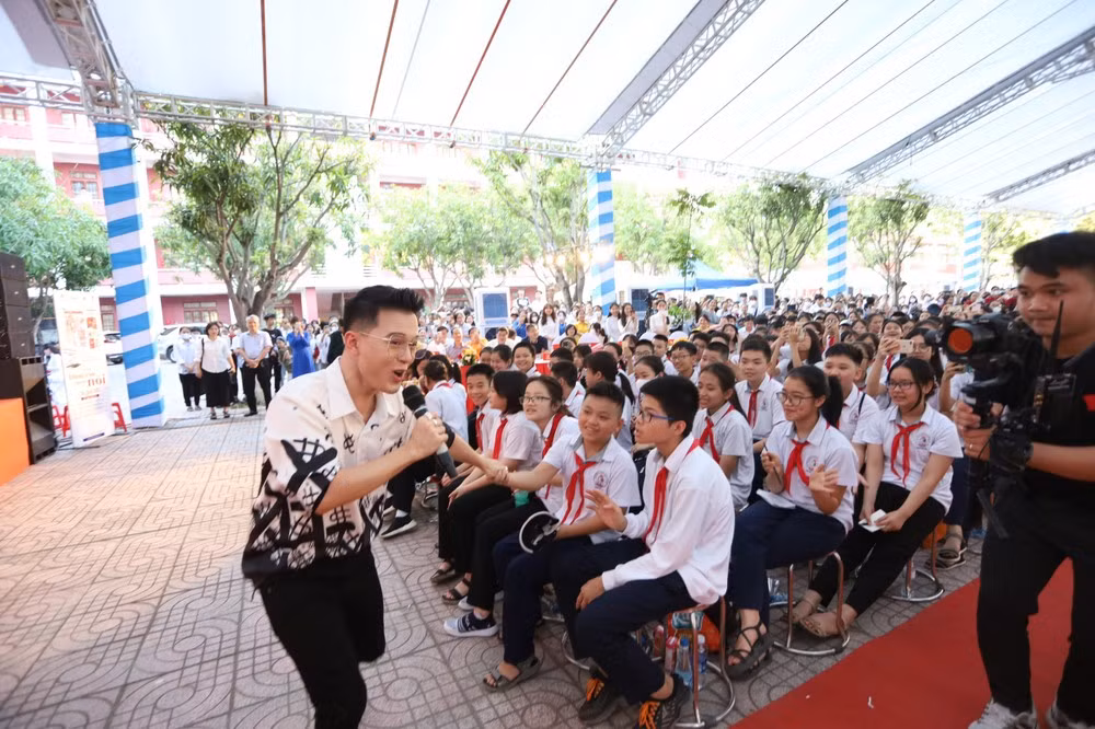 Diễn viên Quang Anh xuất hiện giao lưu tại diễn đàn đã tạo nên một không khí sôi động.