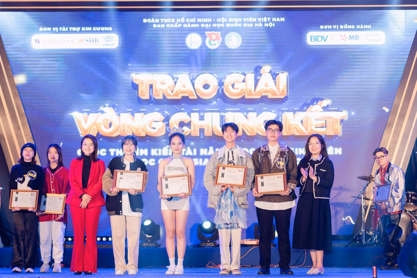 Lần lượt giải thưởng cuộc thi đã gọi tên các đội tham gia tranh tài.