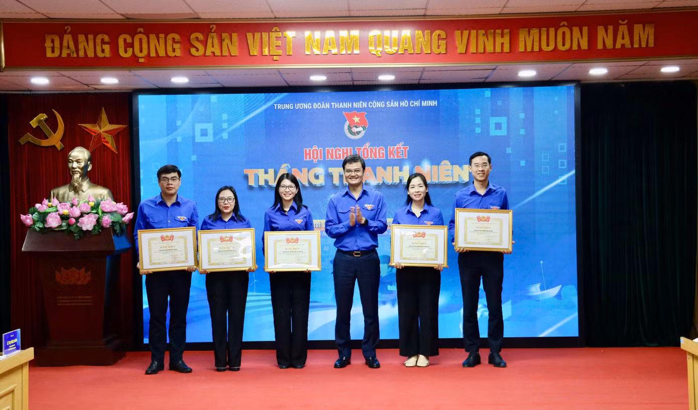 Đồng chí Bùi Quang Huy khen thưởng cho các đơn vị có thành tích xuất sắc trong Tháng Thanh niên. Đồng chí Bùi Quang Huy khen thưởng cho các đơn vị có thành tích xuất sắc trong Tháng Thanh niên.
