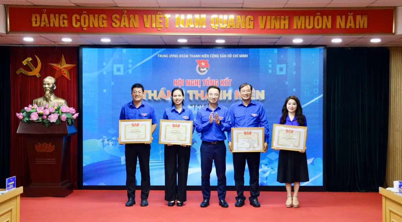 Đồng chí Nguyễn Tường Lâm khen thưởng cho các đơn vị có thành tích xuất sắc trong Tháng Thanh niên. Đồng chí Nguyễn Tường Lâm khen thưởng cho các đơn vị có thành tích xuất sắc trong Tháng Thanh niên.
