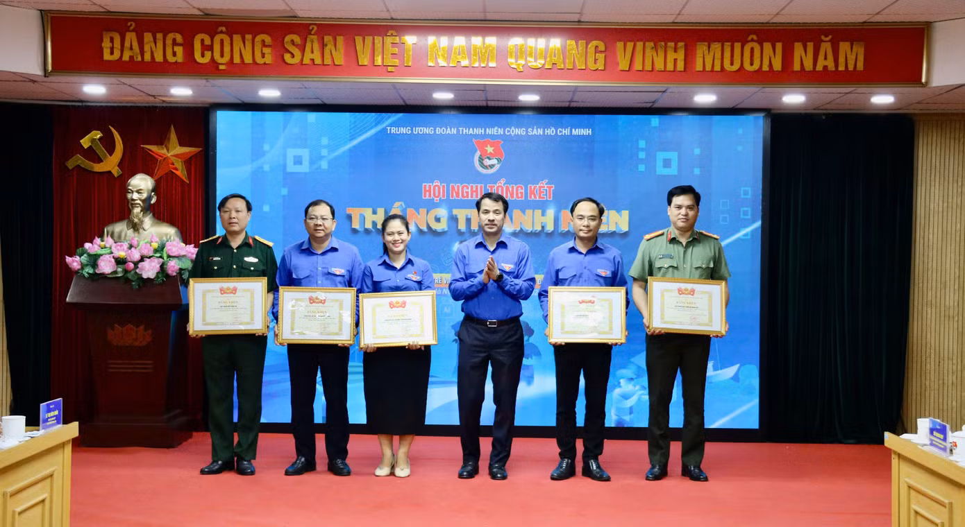 Đồng chí Ngô Văn Cương khen thưởng cho các đơn vị có thành tích xuất sắc trong Tháng Thanh niên. Đồng chí Ngô Văn Cương khen thưởng cho các đơn vị có thành tích xuất sắc trong Tháng Thanh niên.