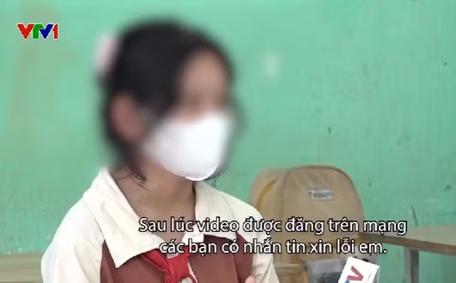 Nữ sinh bị bạn đánh đã quay trở lại lớp học dù vẫn còn ám ảnh.