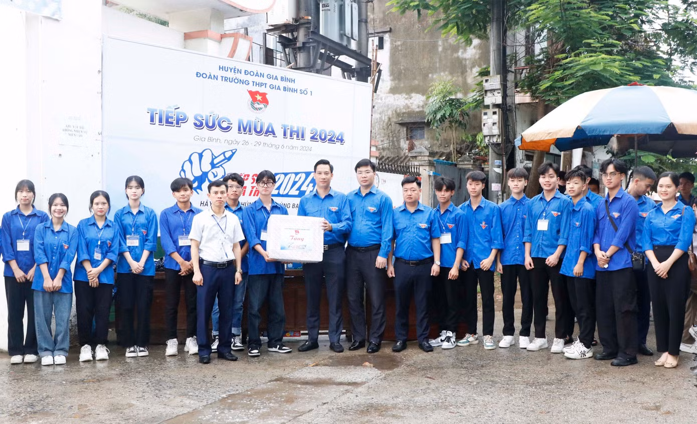 Đồng chí Nguyễn Bảo Đại, Phó Bí thư tỉnh Đoàn thăm tặng quà đội thanh niên tình nguyện.