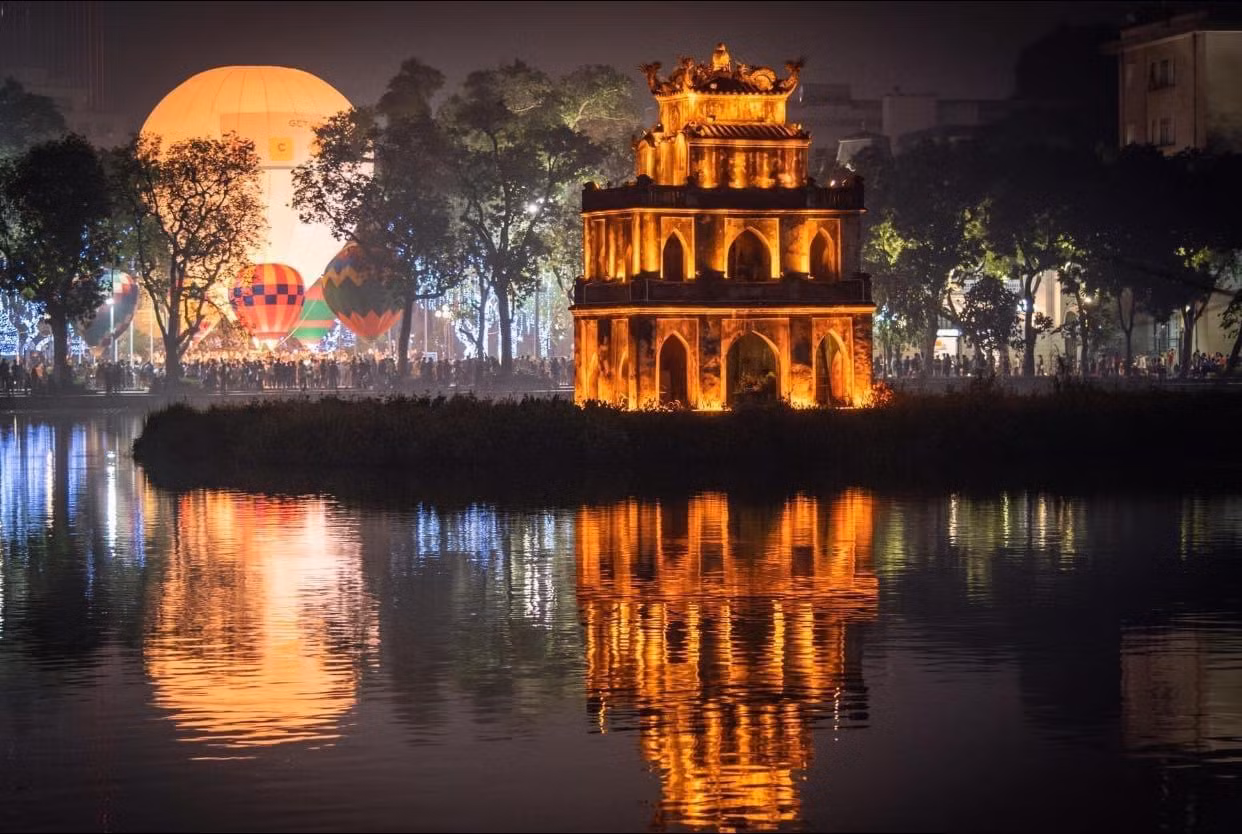 Nằm trong khuôn khổ sự kiện lần này, ngoài vườn nhãn Long Biên, khu vực phố đi bộ Hoàn Kiếm cũng có 10 khinh khí cầu cấp 1 (cao 10m) và 1 khinh khí cầu cấp 7 (cao 22m) được thắp sáng, phục vụ nhu cầu chụp ảnh, check-in của du khách nhân dịp phố đi bộ hoạt động trở lại.