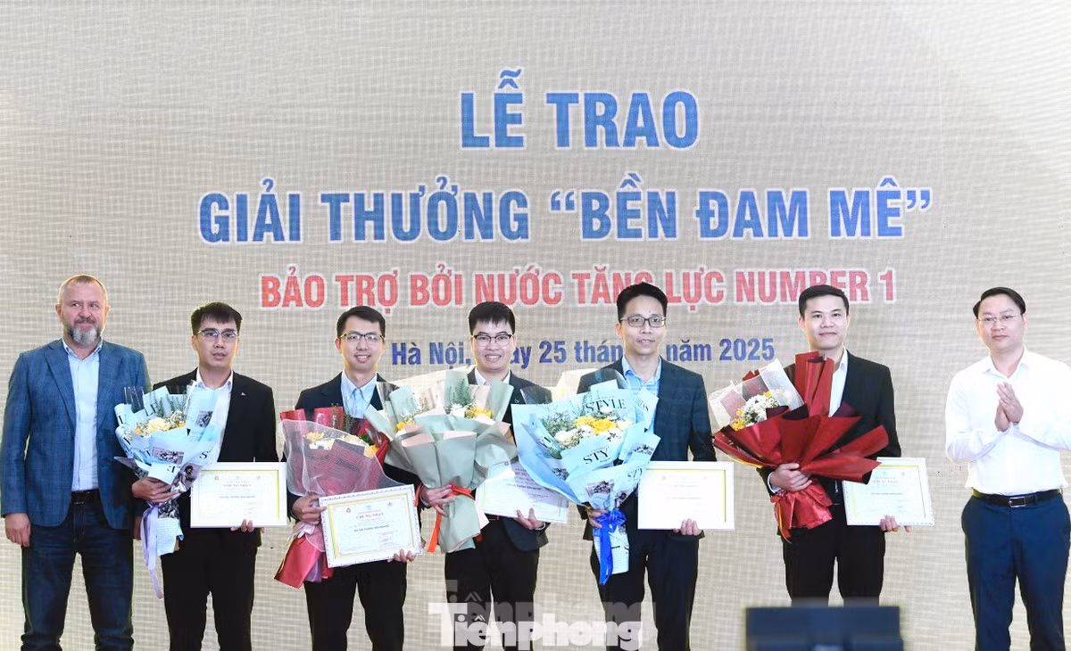 Giám đốc Trung tâm Phát triển KHCN và Tài năng trẻ Trần Hữu và Tổng Giám đốc Marketing Công ty TNHH sản xuất thương mại dịch vụ Number One Andrzej Tomasz Bialasiewicz trao Giải thưởng "Bền Đam Mê" cho các cá nhân lĩnh vực Khoa học công nghệ.