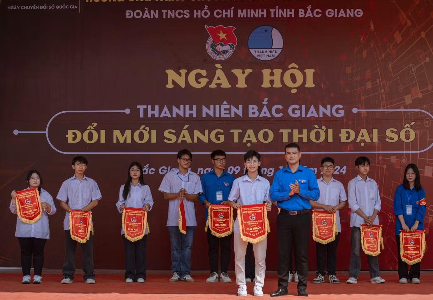 BTC Ngày hội trao giải thưởng trưng bày sản phẩm Sáng tạo khoa học kỹ thuật cùng chuyển đổi số. BTC Ngày hội trao giải thưởng trưng bày sản phẩm Sáng tạo khoa học kỹ thuật cùng chuyển đổi số.