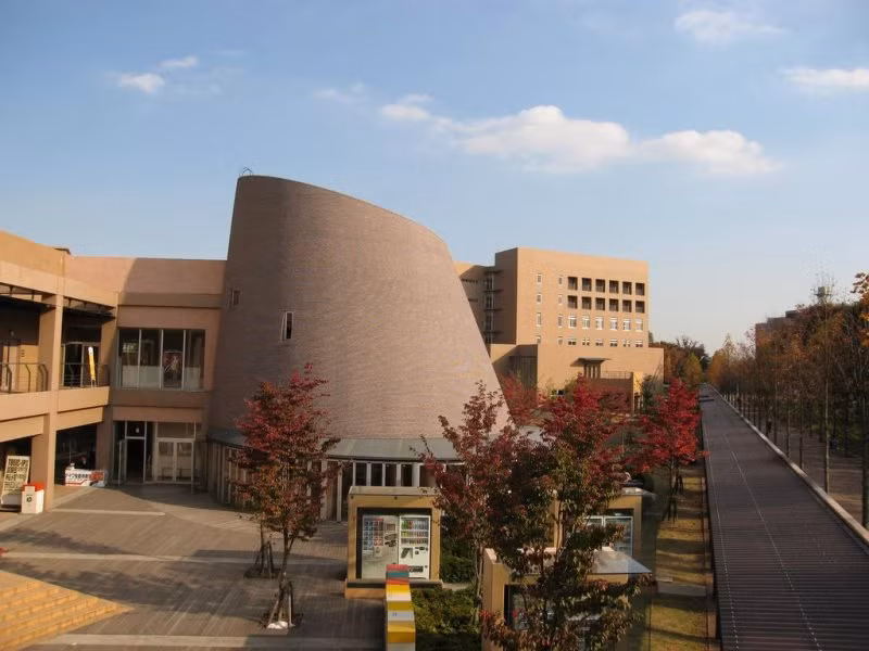 Khuôn viên trường Đại học Ngoại ngữ Tokyo.