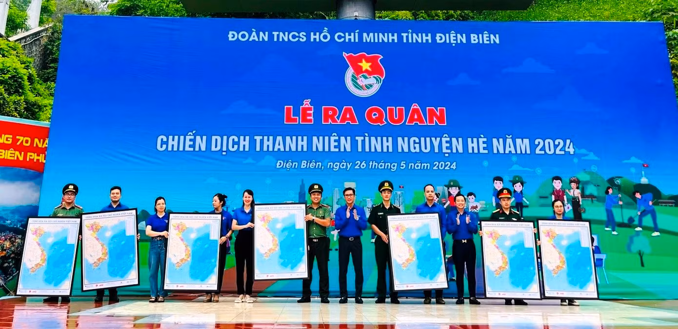 Ban Thường vụ Tỉnh đoàn trao tặng bản đồ Việt Nam hưởng ứng cuộc vận động “Tự hào một dải non sông” cho các huyện, thị, thành đoàn và đoàn trực thuộc.