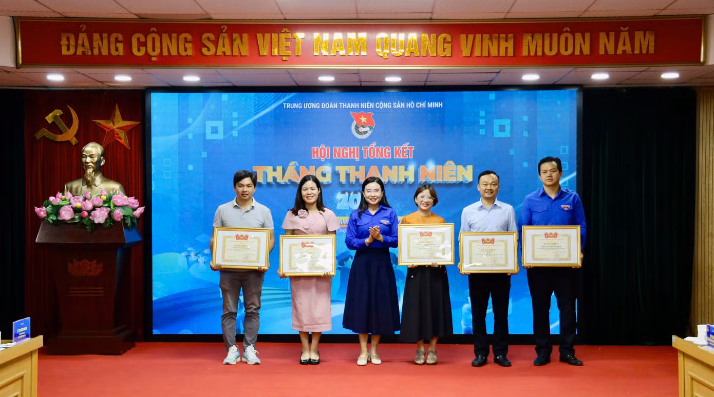 Đồng chí Nguyễn Phạm Duy Trang trao bằng khen cho những tập thể và cá nhân có thành tích xuất sắc trong công tác tuyên truyền hoạt động Tháng Thanh niên năm 2025. Đồng chí Nguyễn Phạm Duy Trang trao bằng khen cho những tập thể và cá nhân có thành tích xuất sắc trong công tác tuyên truyền hoạt động Tháng Thanh niên năm 2025.