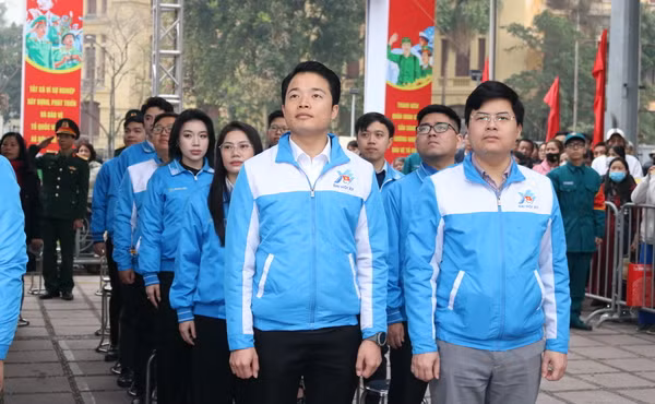 Các đại biểu thực hiện nghi thức Lễ chào cờ.