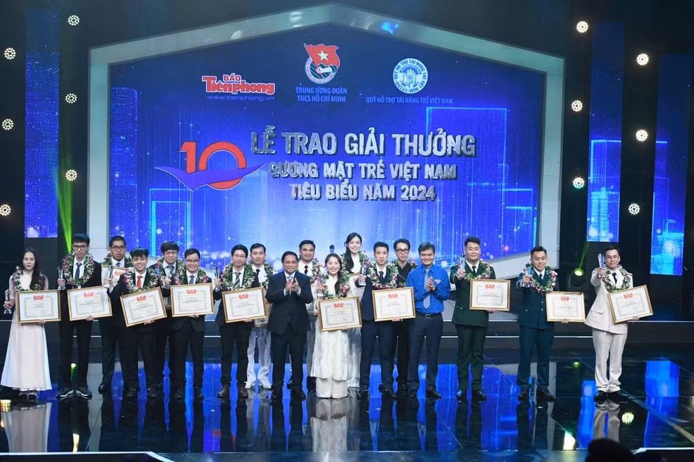 Đồng chí Phạm Minh Chính - Ủy viên Bộ Chính trị, Thủ tướng Chính phủ nước Cộng hòa Xã hội Chủ nghĩa Việt Nam và đồng chí Bùi Quang Huy - Ủy viên Dự khuyết Ban Chấp hành T.Ư Đảng, Bí thư thứ nhất Ban Chấp hành T.Ư Đoàn, Chủ tịch Hội đồng Giải thưởng, trao giải thưởng Gương mặt trẻ Việt Nam tiêu biểu năm 2024.