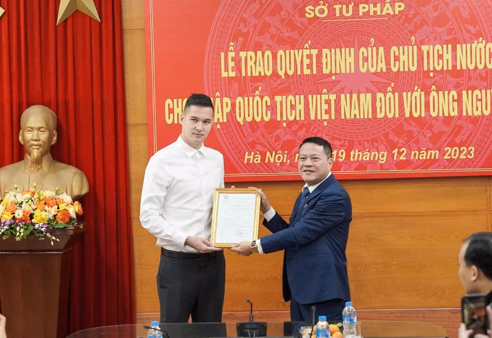 Thủ môn Nguyễn Filip đã chính thức nhận quyết định được trao quốc tịch Việt Nam hôm 19/12. (Ảnh: VFF) Thủ môn Nguyễn Filip đã chính thức nhận quyết định được trao quốc tịch Việt Nam hôm 19/12. (Ảnh: VFF)