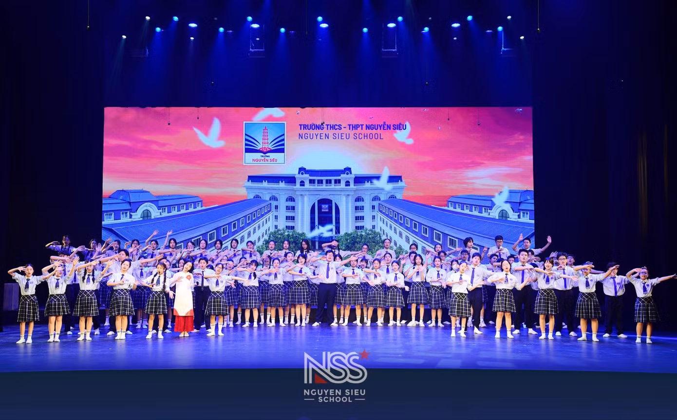 Các tiết mục văn nghệ và Bài ca trường Nguyễn Siêu khép lại đêm diễn. Các tiết mục văn nghệ và Bài ca trường Nguyễn Siêu khép lại đêm diễn.