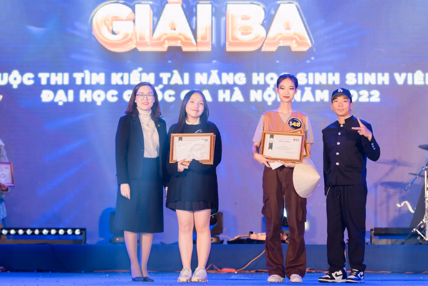 Đội thi chuyên Nhân Văn và CLB Nghệ thuật VOL đã ẵm trọn giải Ba.