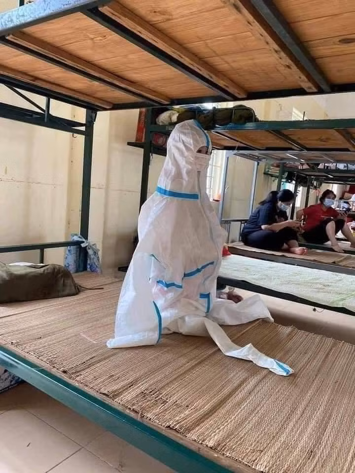 Hình ảnh em nhỏ mặc đồ bảo hộ rộng thùng thình khiến ai nhìn cũng xót xa.