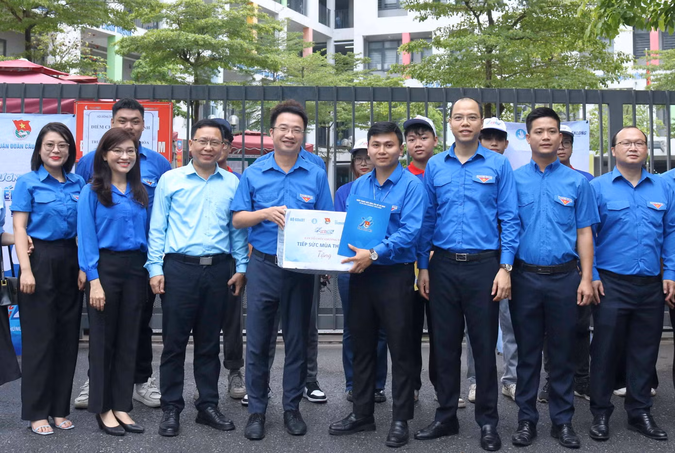 Đồng chí Nguyễn Tường Lâm cùng đoàn công tác tặng quà đội hình thanh niên tình nguyện. Đồng chí Nguyễn Tường Lâm cùng đoàn công tác tặng quà đội hình thanh niên tình nguyện.