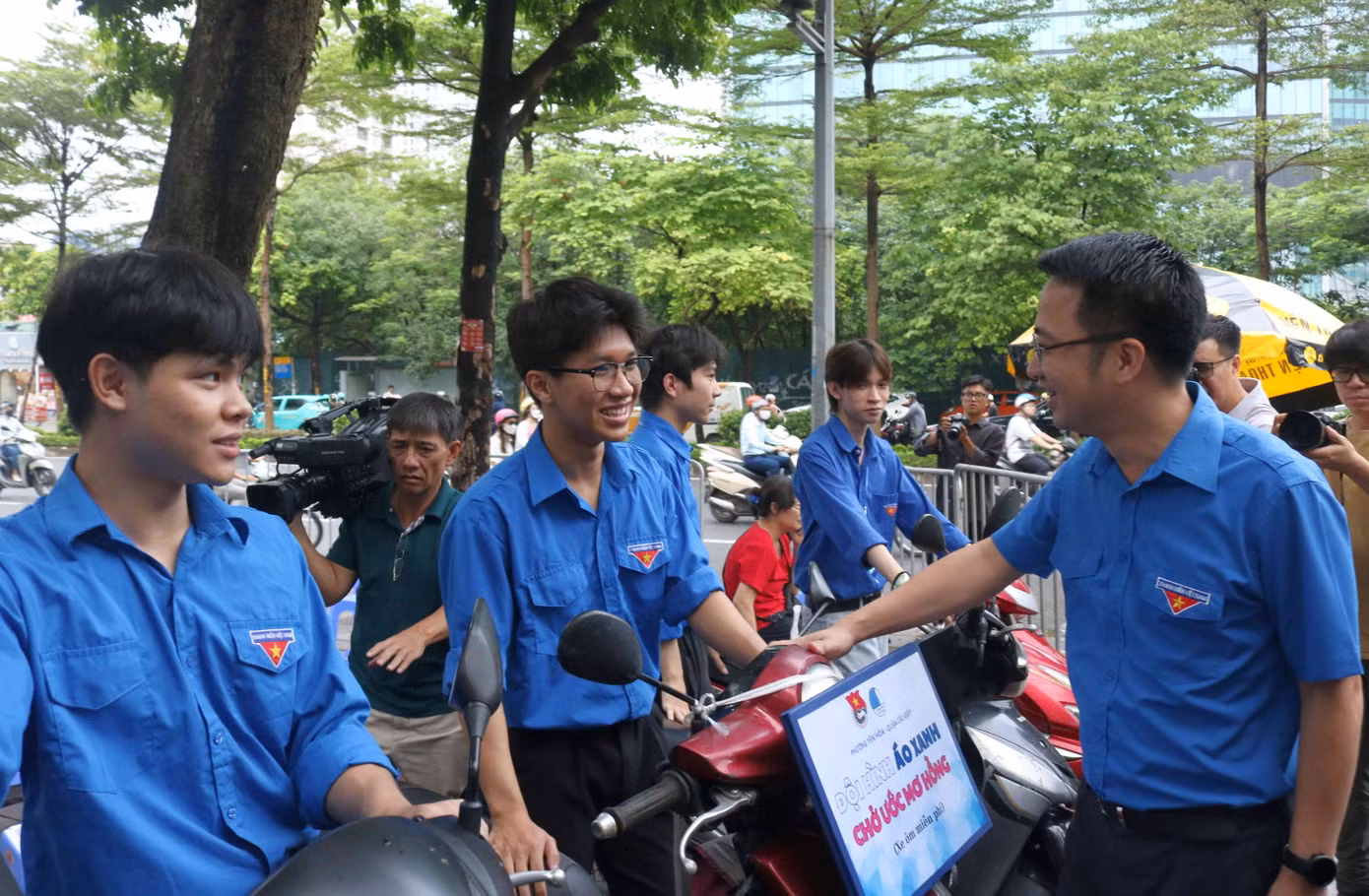 Bí thư TƯ Đoàn Nguyễn Tường Lâm thăm hỏi động viên đội hình Áo xanh chở ước mơ hồng tại chương trình. Bí thư TƯ Đoàn Nguyễn Tường Lâm thăm hỏi động viên đội hình Áo xanh chở ước mơ hồng tại chương trình.