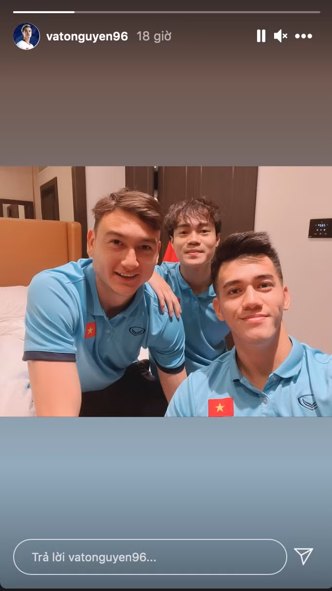 "Chủ tịch" Văn Toàn cũng đăng bức ảnh "tình thân mến thân" này trên story Instagram.