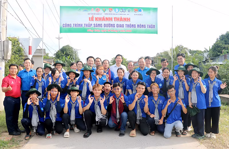 Đại biểu chụp ảnh lưu niệm với Đội hình sinh viên tình nguyện Trường Đại học Khoa học Tự nhiên - Đại học Quốc gia TP.HCM. Đại biểu chụp ảnh lưu niệm với Đội hình sinh viên tình nguyện Trường Đại học Khoa học Tự nhiên - Đại học Quốc gia TP.HCM.