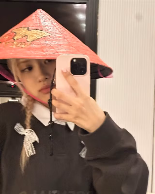 Rosé thích thú selfie với chiếc nón lá được fan tặng trên bài đăng Instagram. (Ảnh: IGNV)