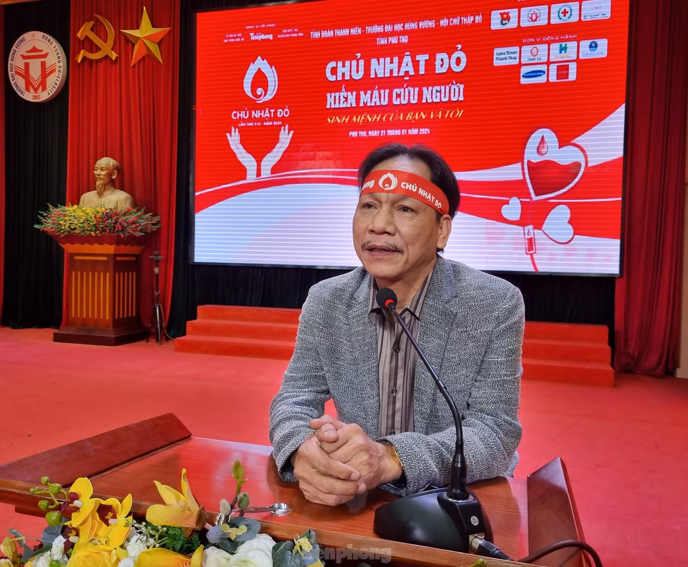 Nhà báo Lê Minh Toản phát biểu tại chương trình Chủ Nhật Đỏ ở Đại học Hùng Vương.