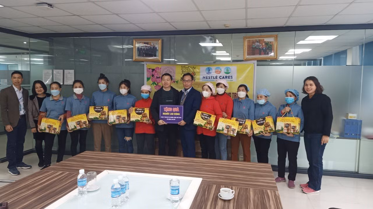 Đại diện Nestlé Việt Nam và Lãnh đạo BQL các KCN tỉnh Hưng Yên trao tặng quà tết tới công nhân có hoàn cảnh khó khăn tại KCN.
