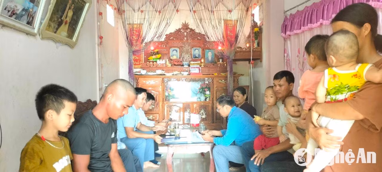 Lực lượng đoàn viên, thanh niên, người đứng đầu các cơ sở Đoàn luôn phối hợp hiệu quả với cấp ủy, chính quyền và các bên liên quan để tham gia vận động người dân đồng thuận với phương án đền bù. (Ảnh: Tỉnh Đoàn Nghệ An) Lực lượng đoàn viên, thanh niên, người đứng đầu các cơ sở Đoàn luôn phối hợp hiệu quả với cấp ủy, chính quyền và các bên liên quan để tham gia vận động người dân đồng thuận với phương án đền bù. (Ảnh: Tỉnh Đoàn Nghệ An)