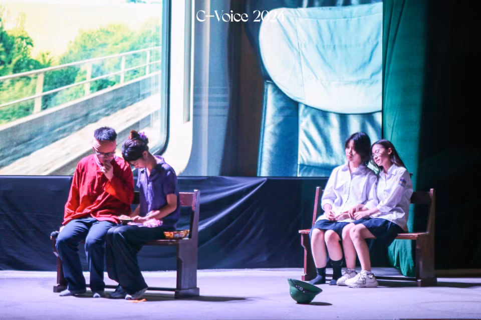 “Chiếc thuyền ngoài xa” đầy sáng tạo của tập thể lớp 10A1. “Chiếc thuyền ngoài xa” đầy sáng tạo của tập thể lớp 10A1.