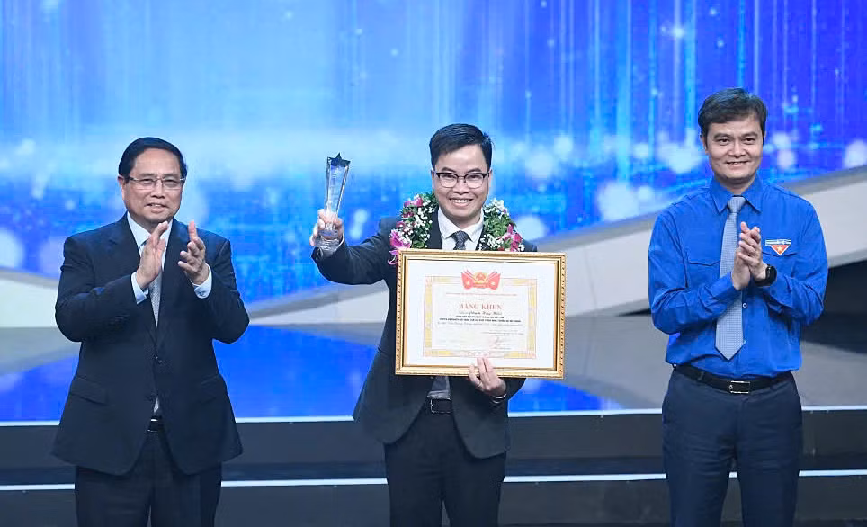 Thủ tướng Chính phủ Phạm Minh Chính và Bí thư thứ nhất T.Ư Đoàn TNCS Hồ Chí Minh Bùi Quang Huy trao cúp biểu trưng và bằng khen tặng 10 Gương mặt trẻ Việt Nam tiêu biểu năm 2024 cho TS Phạm Huy Hiệu.
