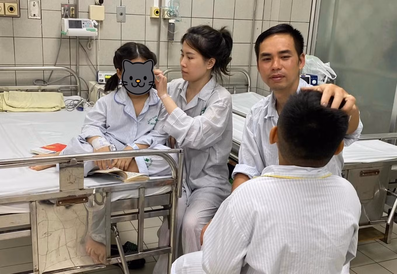 Cả gia đình anh H. đoàn tụ sau vụ cháy. (Ảnh: Hạnh Nguyên)
