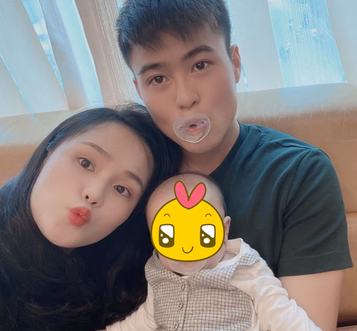 Gia đình nhỏ hạnh phúc của Quỳnh Anh và Duy Mạnh. Gia đình nhỏ hạnh phúc của Quỳnh Anh và Duy Mạnh.