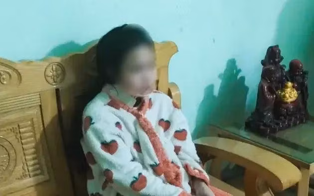 Nữ sinh L.V.G.N. hiện sức khỏe đã có tiến triển, thế nhưng vẫn phải đeo thiết bị bảo vệ cổ. (Ảnh gia đình cung cấp) Nữ sinh L.V.G.N. hiện sức khỏe đã có tiến triển, thế nhưng vẫn phải đeo thiết bị bảo vệ cổ. (Ảnh gia đình cung cấp)