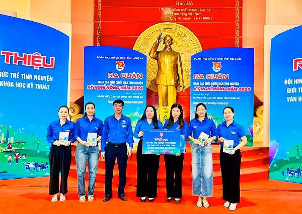 Đồng chí Nguyễn Thị Phương Thúy - Phó Bí thư Thường trực phụ trách Tỉnh Đoàn tặng quà cho đội hình tình nguyện tuyên truyền, giới thiệu các di tích, công trình văn hoá trọng điểm của Nghệ An.