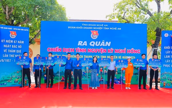 Các đội hình tình nguyện tham gia thực hiện đường dây 500kV mạch 3 tại huyện Nam Đàn ra mắt tại chương trình.