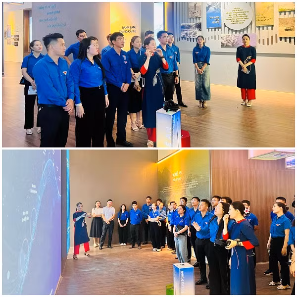 Các đại biểu tham dự chương trình tham quan không gian bảo tàng số tại Bảo tàng Nghệ An.