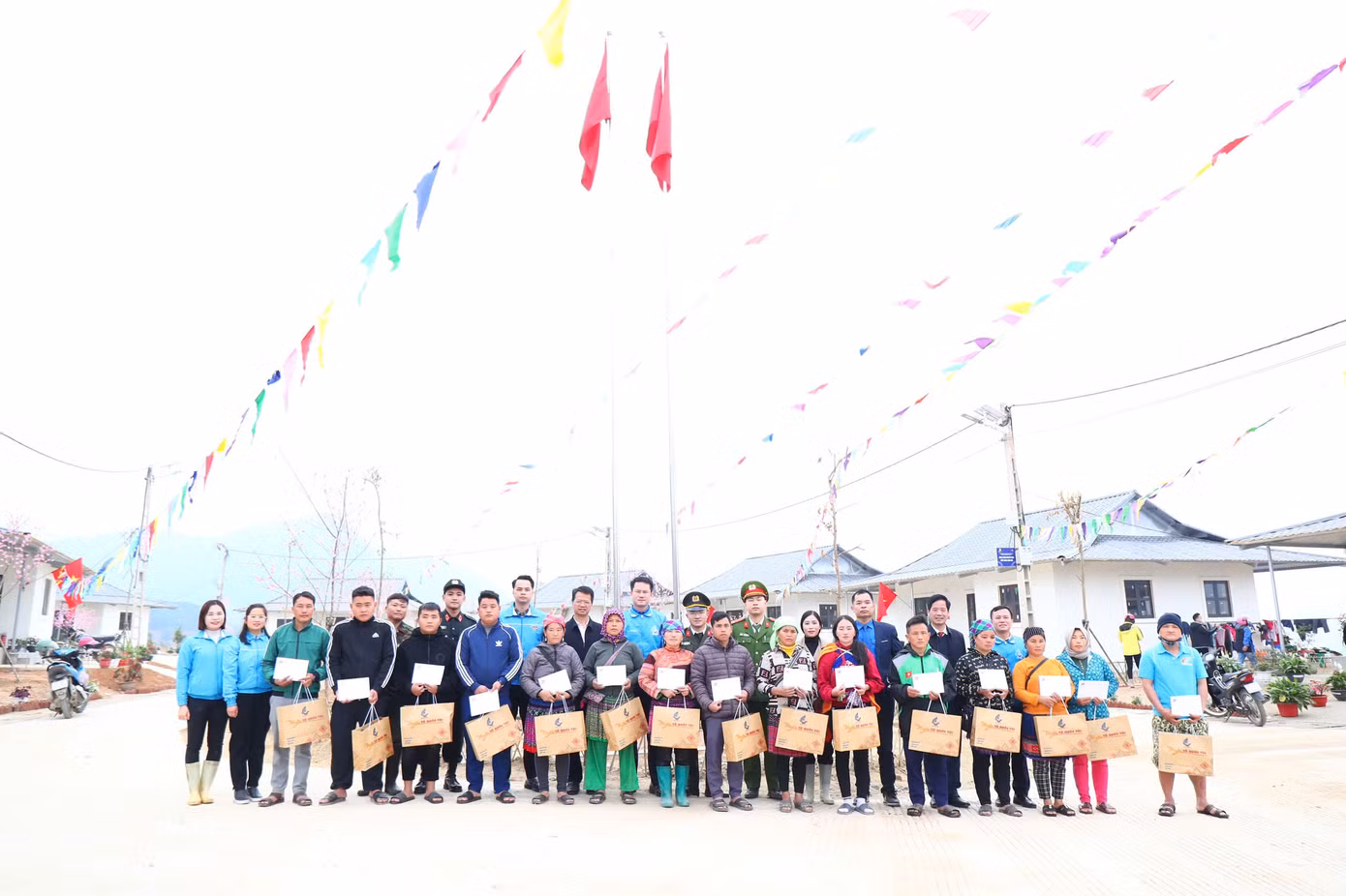 Đồng chí Nguyễn Kim Quy, Phó Chủ tịch thường trực Trung ương Hội LHTN Việt Nam trao quà cho các gia đình bị ảnh hưởng bão tại tại khu tái định cư thôn Nậm Tông xã Nậm Lúc, huyện Bắc Hà, tỉnh Lào Cai.