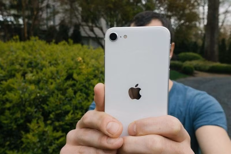 Mẫu iPhone SE (2020) dường như không còn được bày bán trên một số gian hàng của các nhà mạng tại Úc. (Ảnh: Gear Patrol)