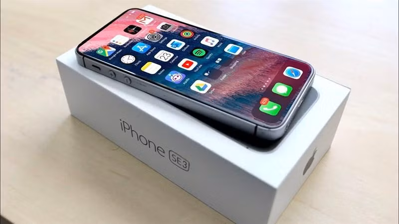 Các tín đồ Apple chờ đợi iPhone SE 3 sẽ ra mắt vào ngày 8/3 sắp tới. (Ảnh: iXBT.com)