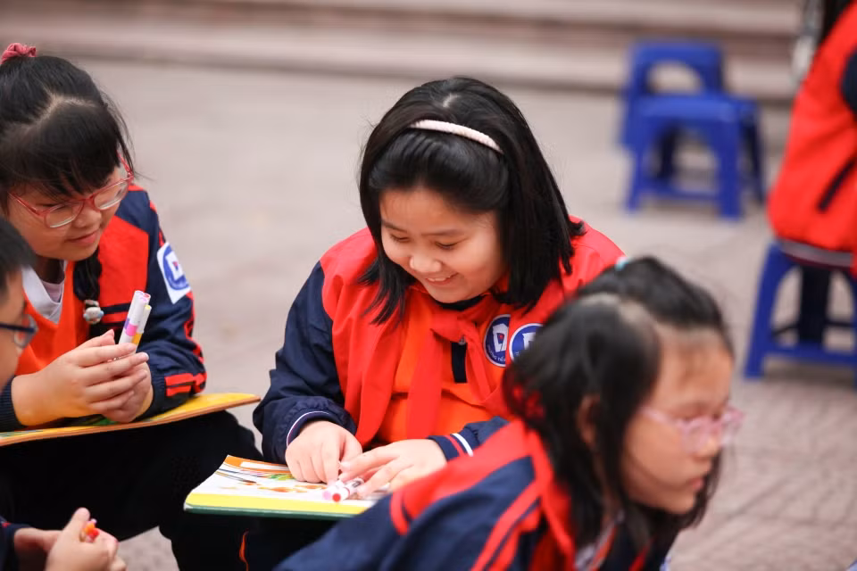 Các bạn nhỏ nhiệt tình hưởng ứng các hoạt động của sự kiện. Các bạn nhỏ nhiệt tình hưởng ứng các hoạt động của sự kiện.