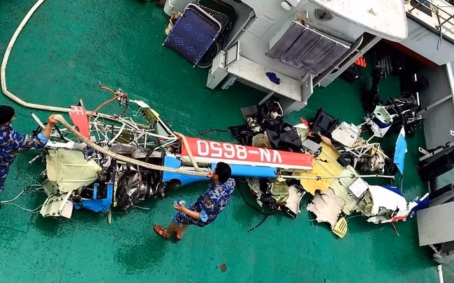 Một phần đuôi của trực thăng Bell-505 số hiệu VN-8650 được tìm thấy. Một phần đuôi của trực thăng Bell-505 số hiệu VN-8650 được tìm thấy.