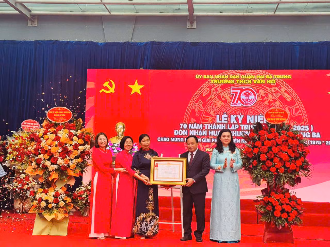 Ban giám hiệu nhà trường nhận Huân chương Lao động hạng Ba trong buổi lễ kỷ niệm 70 năm thành lập.
