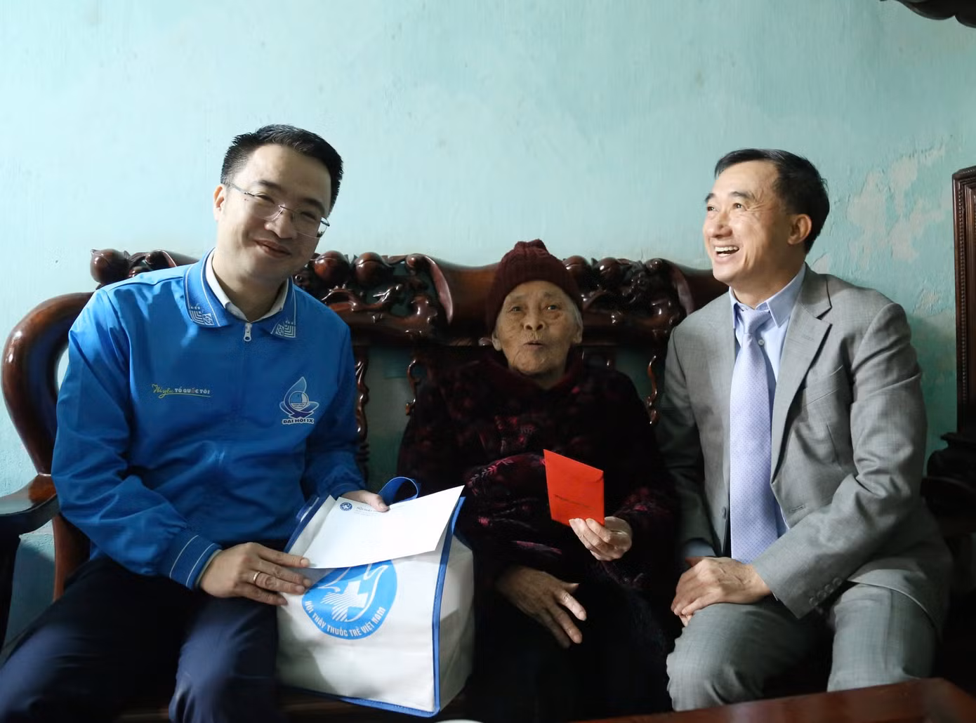 Đồng chí Nguyễn Tường Lâm, Bí thư T.Ư Đoàn và đồng chí Trần Văn Thuấn, Thứ trưởng Bộ Y tế thăm tặng quà, chúc Tết mẹ Việt Nam anh hùng tại chương trình.
